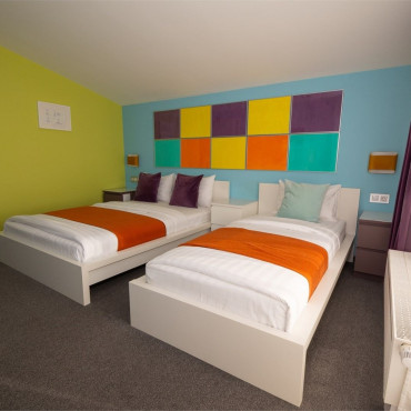 Номер "Трехместный номер с двумя кроватями"