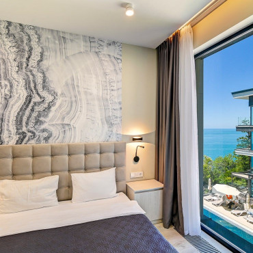 Номер "Студия с видом на бассейн и французским балконом 323"