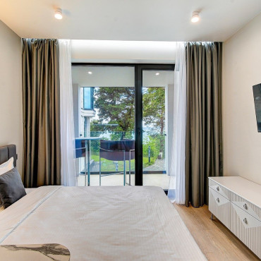 Номер "Студия с видом на бассейн и французским балконом 312"