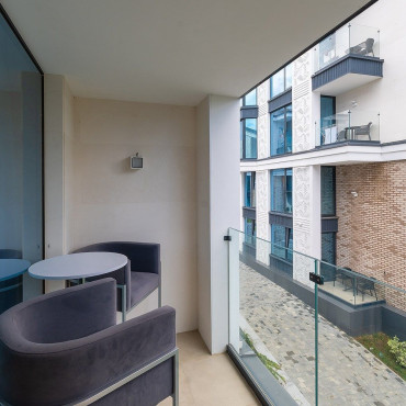 Номер "Студия с видом на бассейн и французским балконом 312"