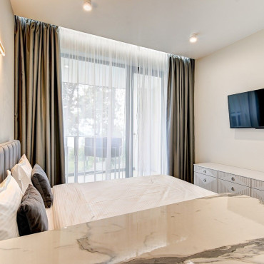 Номер "Студия с видом на бассейн и французским балконом 312"