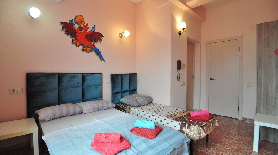 Номер "Трехместный номер без балкона (1 этаж)"