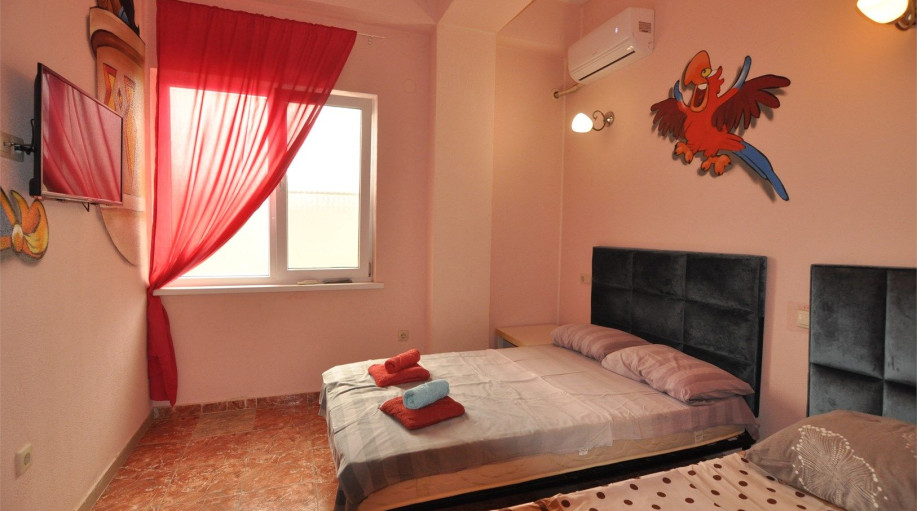 Номер "Трехместный номер без балкона (1 этаж)"