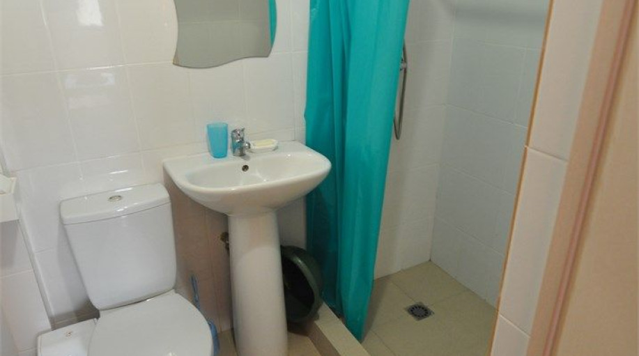 Номер "Трехместный номер без балкона (1 этаж)"