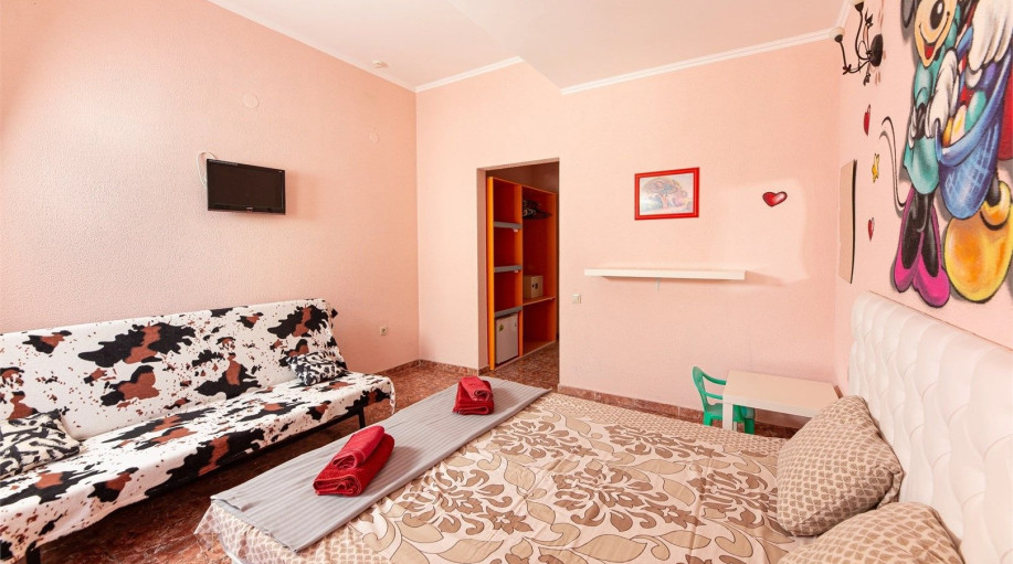 Номер "Трехместный стандартный номер с балконом"