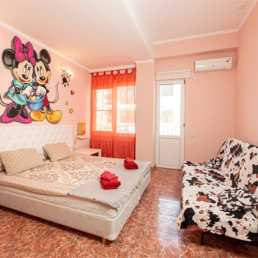 Номер "Трехместный стандартный номер с балконом"