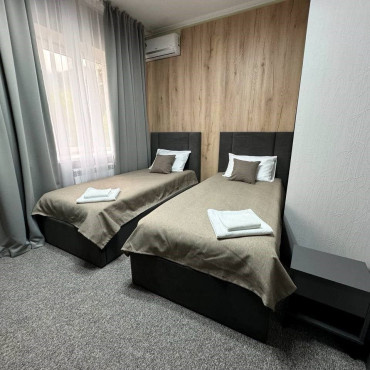 Номер "Четырехместный стандарт с 2-мя раздельными кроватями и двухместным диваном"