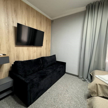 Номер "Четырехместный стандарт с 2-мя раздельными кроватями и двухместным диваном"