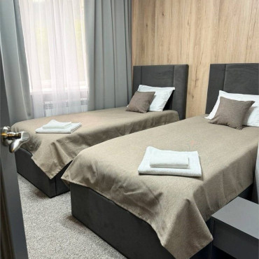 Номер "Четырехместный стандарт с 2-мя раздельными кроватями и двухместным диваном"