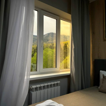 Номер "Четырехместный стандарт с 2-мя раздельными кроватями и двухместным диваном"