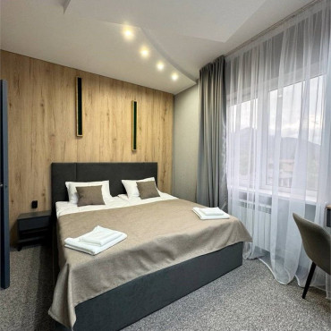 Номер "Четырехместный стандарт улучшенный с двуспальной кроватью и двухместным диваном"