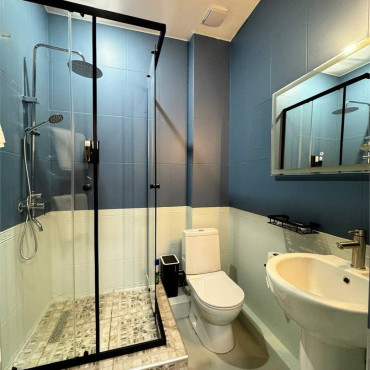 Номер "Четырехместный стандарт улучшенный с двуспальной кроватью и двухместным диваном"