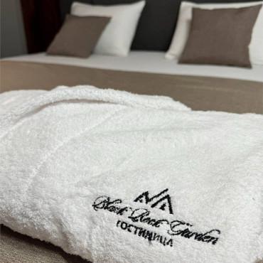 Номер "Четырехместный стандарт улучшенный с двуспальной кроватью и двухместным диваном"