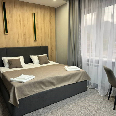 Номер "Четырехместный стандарт улучшенный с двуспальной кроватью и двухместным диваном"