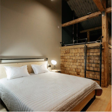 Номер "Улучшенный семейный с одной большой кроватью"