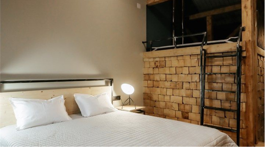 Номер "Улучшенный семейный с одной большой кроватью"