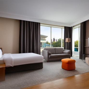 Номер "Улучшенный номер с двуспальной кроватью и диваном"