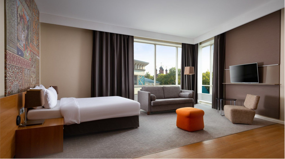 Номер "Улучшенный номер с двуспальной кроватью и диваном"