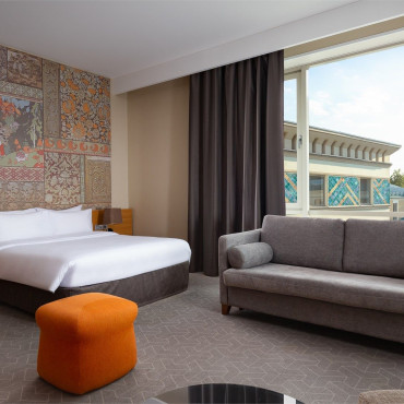 Номер "Улучшенный номер с двуспальной кроватью и диваном"