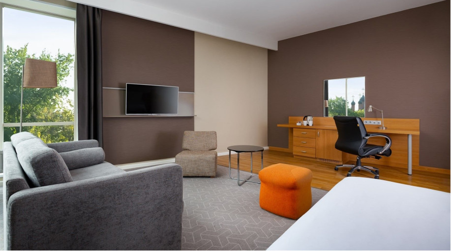 Номер "Улучшенный номер с двуспальной кроватью и диваном"