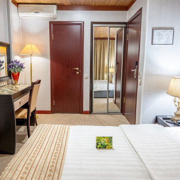 Номер "Бюджетный двухместный номер, вид в холл отеля"