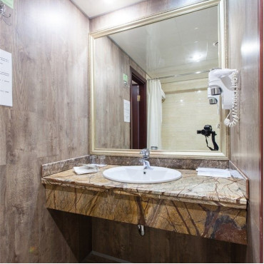 Номер "Бюджетный двухместный номер, вид в холл отеля"