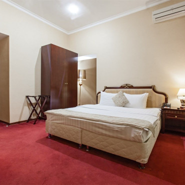 Номер "Стандартный двухместный номер (вид в холл отеля)"