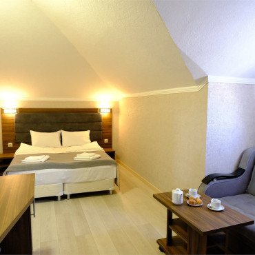 Номер "Стандарт двухместный с бесплатным завтраком и парковкой(мансардный этаж)"