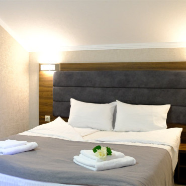 Номер "Стандарт двухместный с бесплатным завтраком и парковкой(мансардный этаж)"