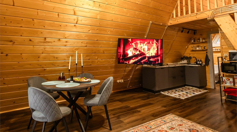 Коттедж "A-frame «Петрол» домик из дерева 4х местный"