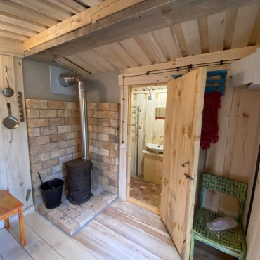 Номер "Глэмпинг с печкой буржуйкой"