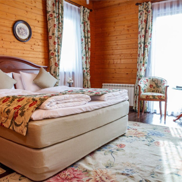 Номер "Двухместный номер с интерьером под дерево (для некурящих)"