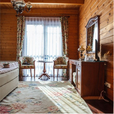 Номер "Двухместный номер с интерьером под дерево (для некурящих)"