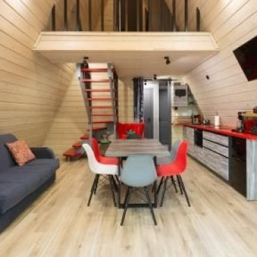 Коттедж "SPA Новожилово A-frame Red с баней-бочкой"