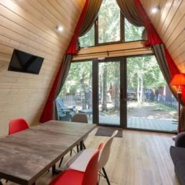 Коттедж "SPA Новожилово A-frame Red с баней-бочкой"