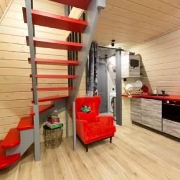 Коттедж "SPA Новожилово A-frame Red с баней-бочкой"