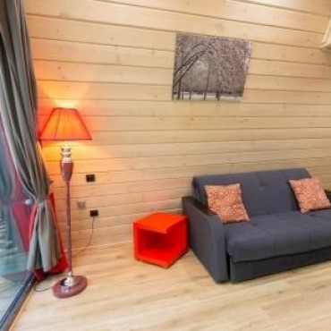 Коттедж "SPA Новожилово A-frame Red с баней-бочкой"