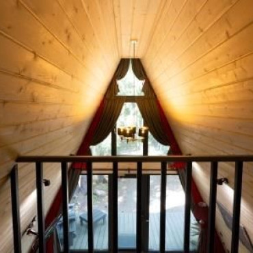 Коттедж "SPA Новожилово A-frame Red с баней-бочкой"