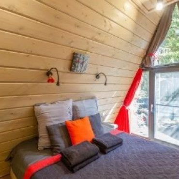 Коттедж "SPA Новожилово A-frame Red с баней-бочкой"