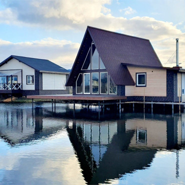 Коттедж "Коттедж А-Frame (шалаш) у озера на 6 человек"