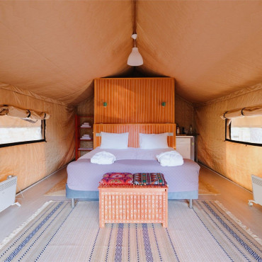 Палатка "Лодж на холме вид на озеро"