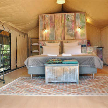 Палатка "Лодж на холме вид на озеро"