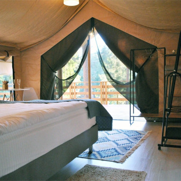 Палатка "Лодж на холме вид на озеро"