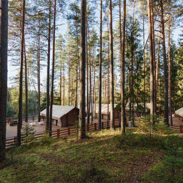 Палатка "Лодж на холме вид на озеро"