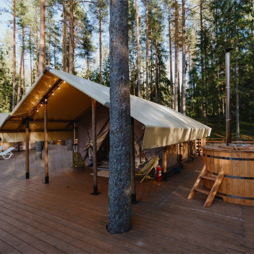 Палатка "Лодж на холме вид на озеро"