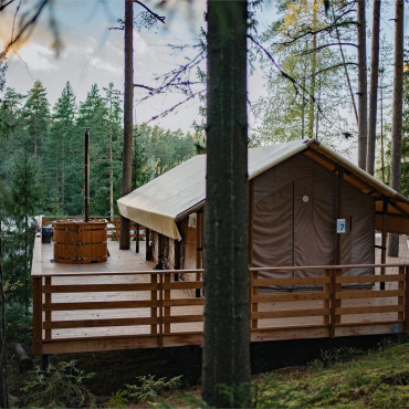 Палатка "Лодж на холме с горячей купелью"