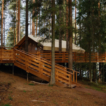 Палатка "Лодж на холме вид на лес"