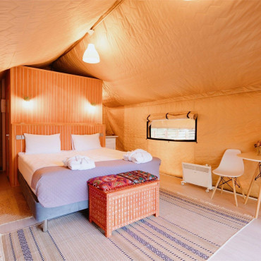 Палатка "Лодж на холме вид на лес"