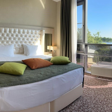 Номер "Улучшенный панорамный с двуспальной кроватью"