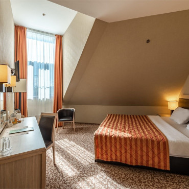 Номер "Стандарт Плюс мансардный с двуспальной кроватью"